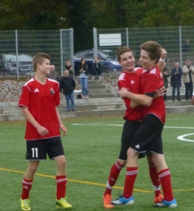 "Johnny", Jonathan Epking (r), wird von seinen Mitspielern für sein Tor geherzt / Adrian "Zwuckel" Grozinger (l.) schoss später das 2:0