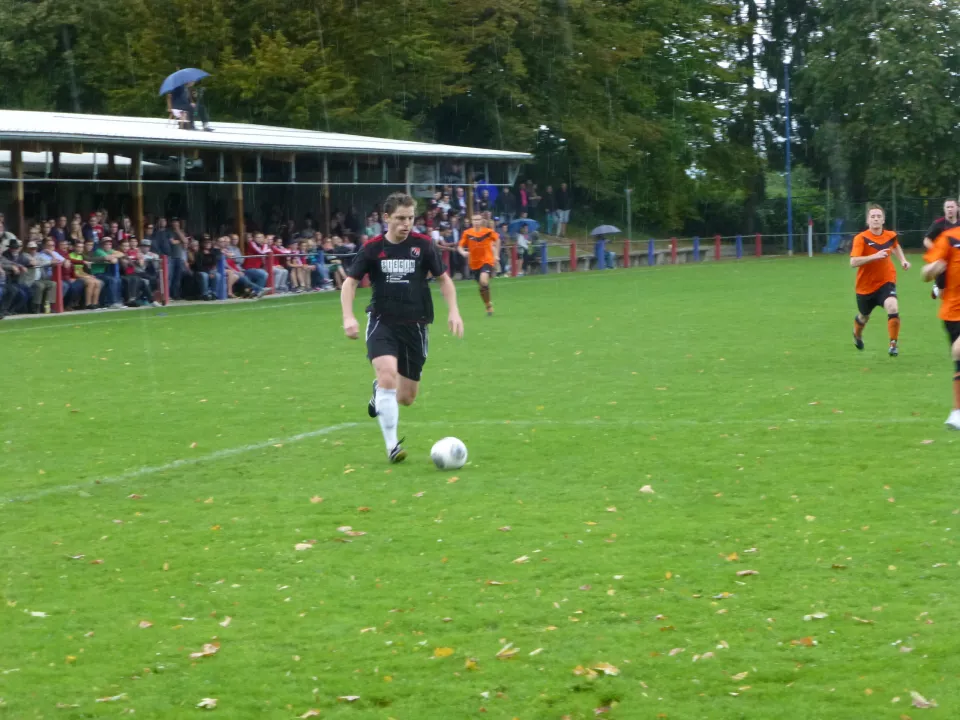 Sven Siegin spielt den Pass zum Ausgleichstreffer durch Thomas Zühlcke