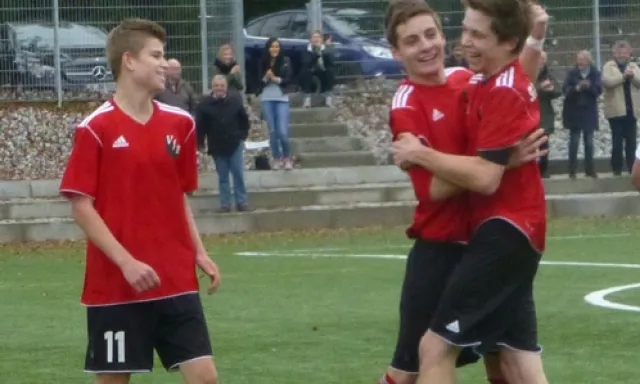 "Johnny", Jonathan Epking (r), wird von seinen Mitspielern für sein Tor geherzt / Adrian "Zwuckel" Grozinger (l.) schoss später das 2:0