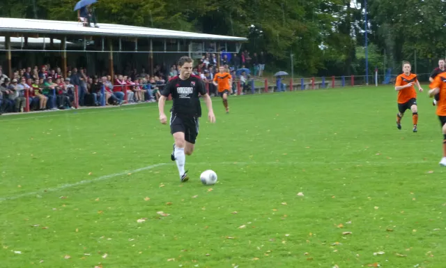 Sven Siegin spielt den Pass zum Ausgleichstreffer durch Thomas Zühlcke